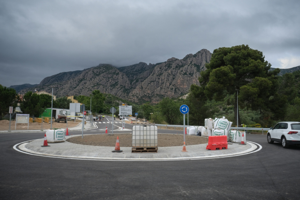 Obertura al trànsit de la rotonda entre la carretera B-112 i el Passeig de les Llongànies