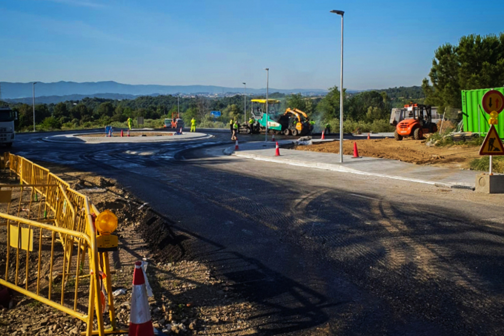 Obres d'asfaltat de la rotonda de la B-112 amb el passeig de Les Llongànies