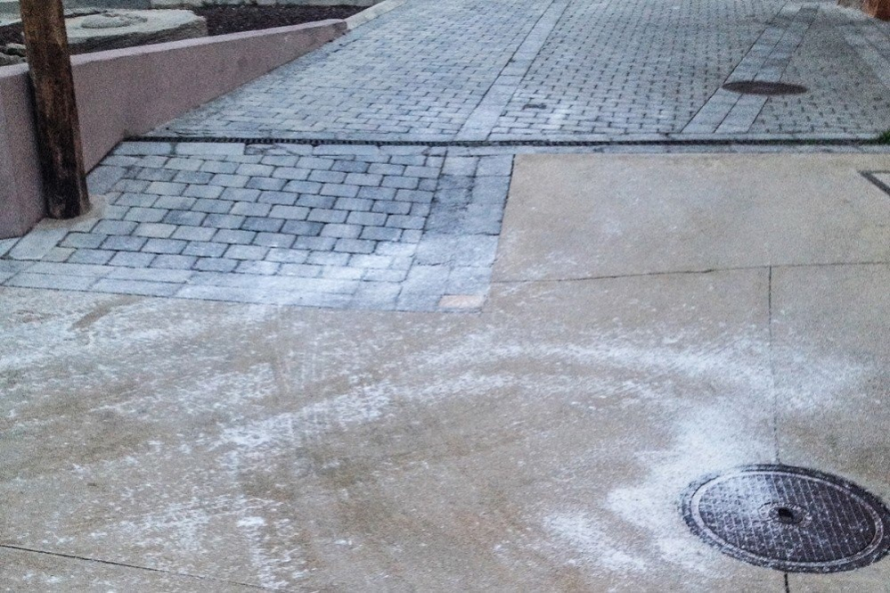 Distribució de sal als carrers de Collbató