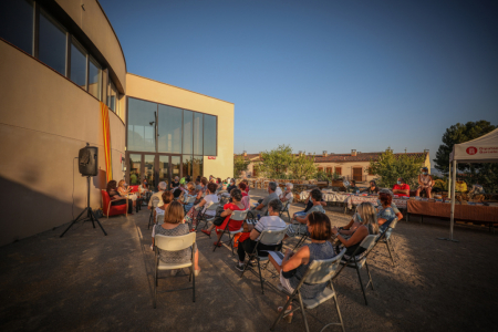 Diàleg amb les escriptores Sílvia Tarragó i Glòria Sabaté, a la terrassa del Casal de Cultura.