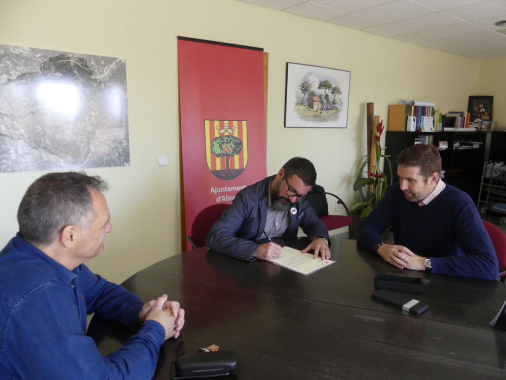 Miquel Solà, signant la carta adreçada al Conseller d’Interior de la Generalitat.
