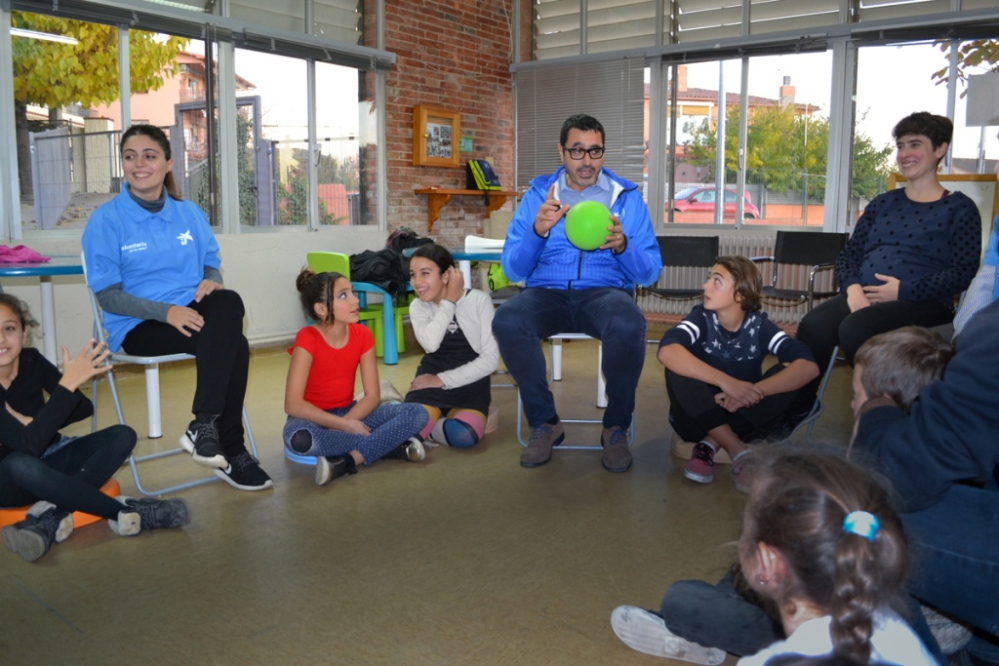 Visita de treballadors de 'la Caixa' al centre obert