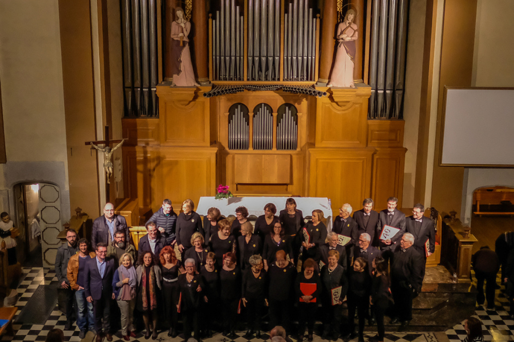 Els intérprets, les autoritats i el president de l´Associació Collbató per a la Solidaritat, en una foto de família un cop finalitzat el concert
